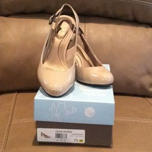 LIFE STRIDE Slingback patent leather pump